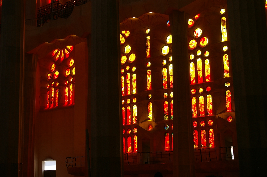Vitraux projetant une lumière colorée à l'intérieur d'une cathédrale.