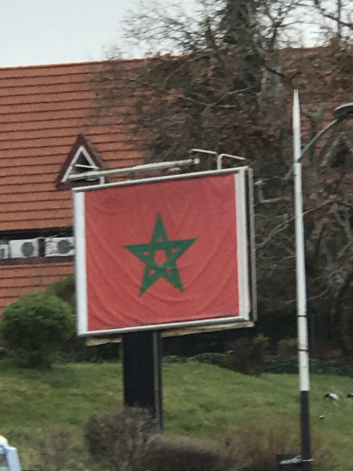 Drapeau du Maroc flottant dans le vent.