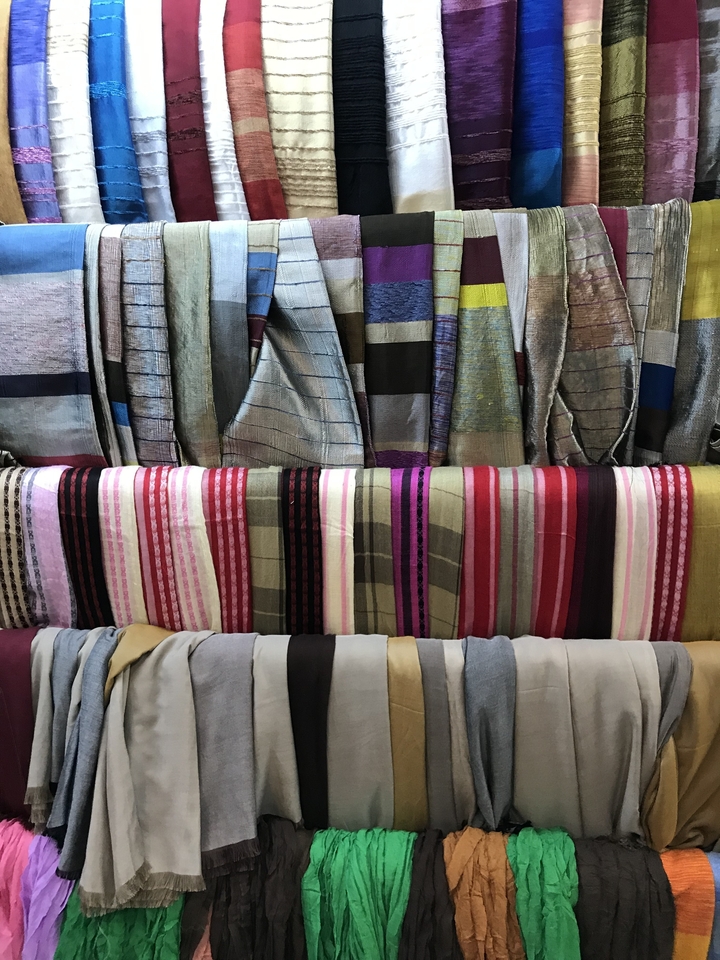 Des textiles colorés exposés dans un magasin avec des motifs et des styles.