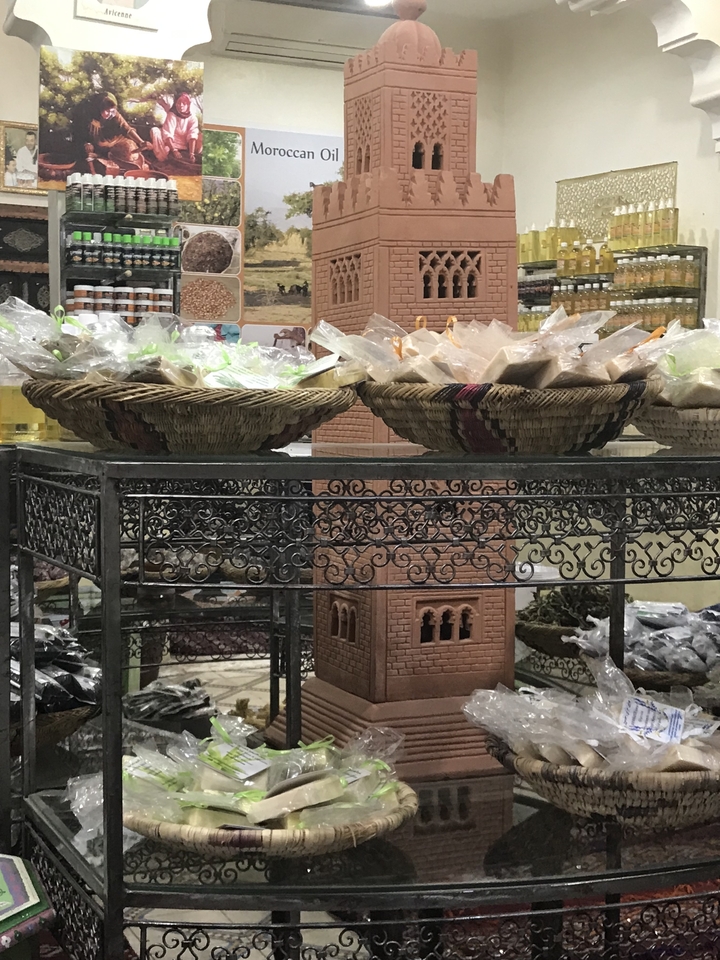 Panier de produits exposé sur une table ornementale.