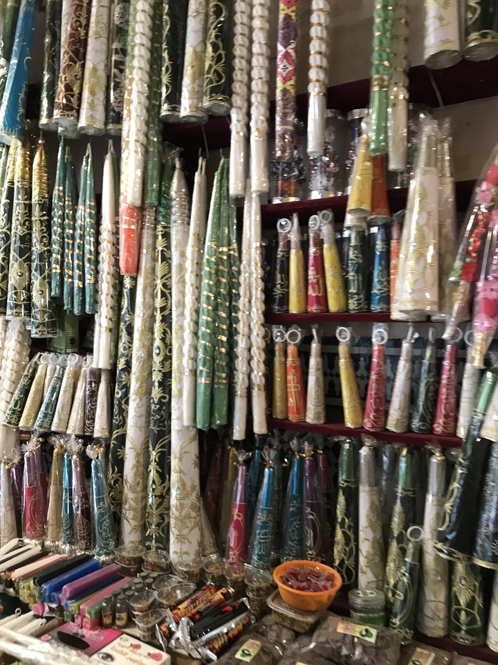 Bâtons et baguettes décoratives colorés regroupés ensemble.