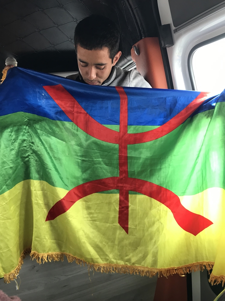 Drapeau coloré avec du rouge, du bleu, du jaune et du vert.