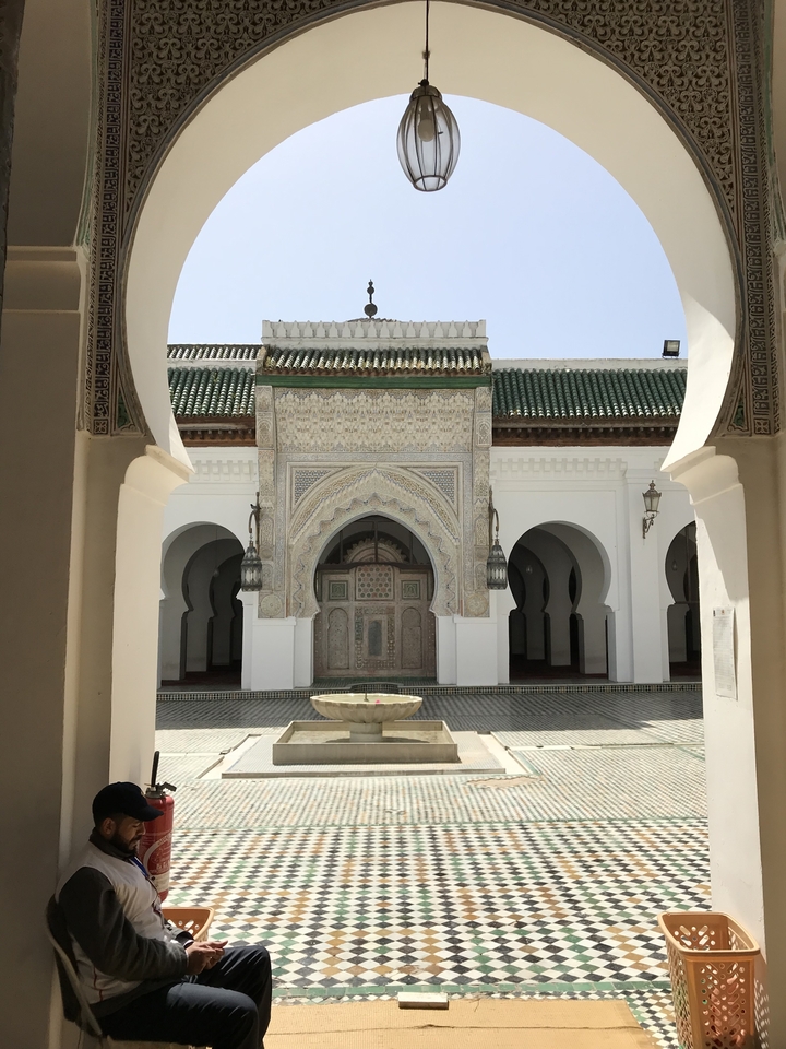 Détail architectural d'une mosquée avec arc décoratif.