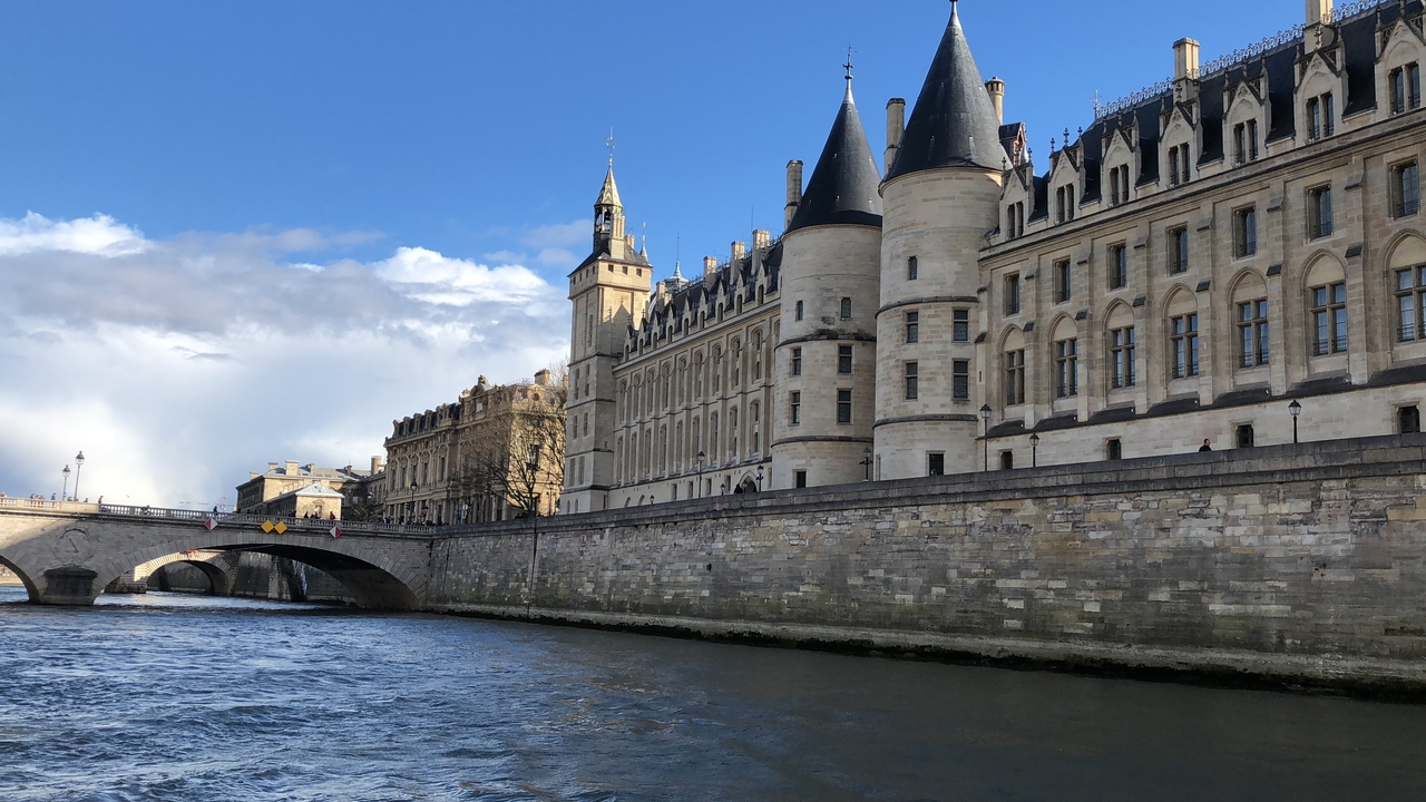 Une vue sur la rivière avec un bâtiment historique le long de la berge.