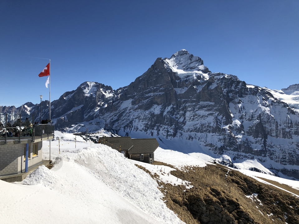 Paysage pittoresque de montagnes enneigées avec un drapeau suisse.