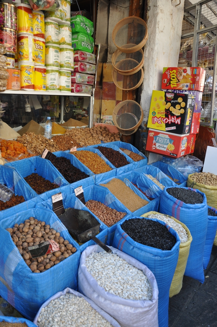 Étal de marché vendant des fruits secs et des noix