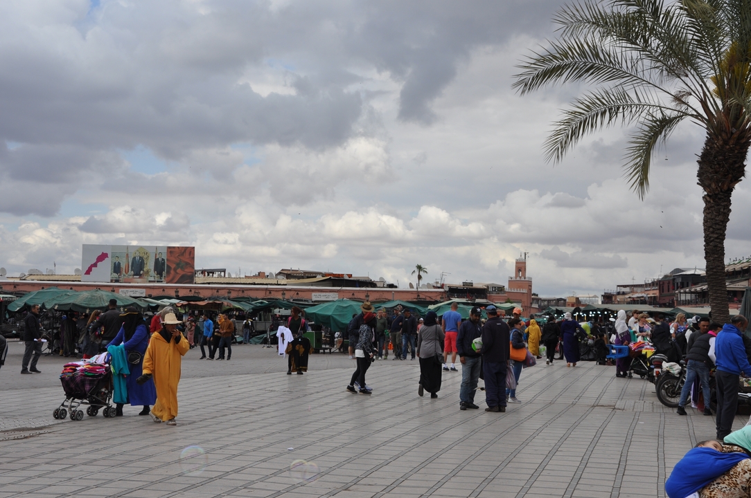 Place de marché animée avec des gens et des étals