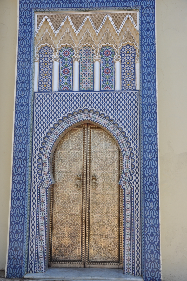 Porte marocaine ornée avec carrelage bleu et blanc