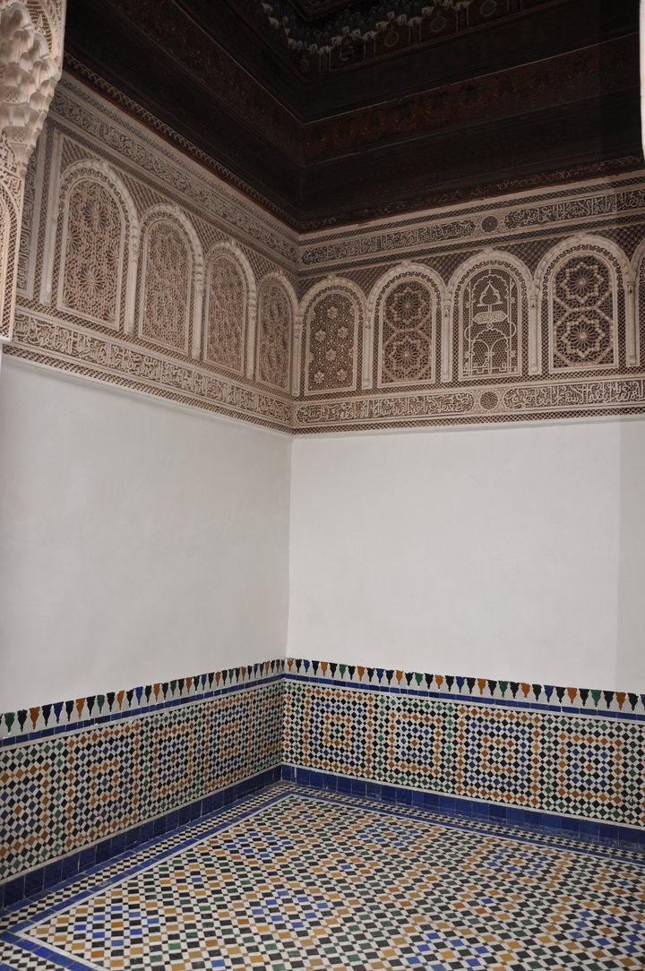 Sculptures complexes sur les murs intérieurs