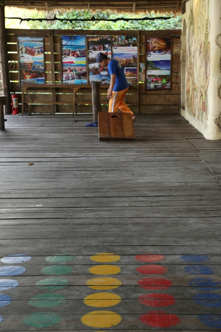 Terrasse en bois vide avec une petite table visible.