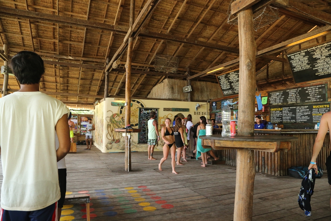 Bar en plein air avec des gens qui profitent de leur temps.