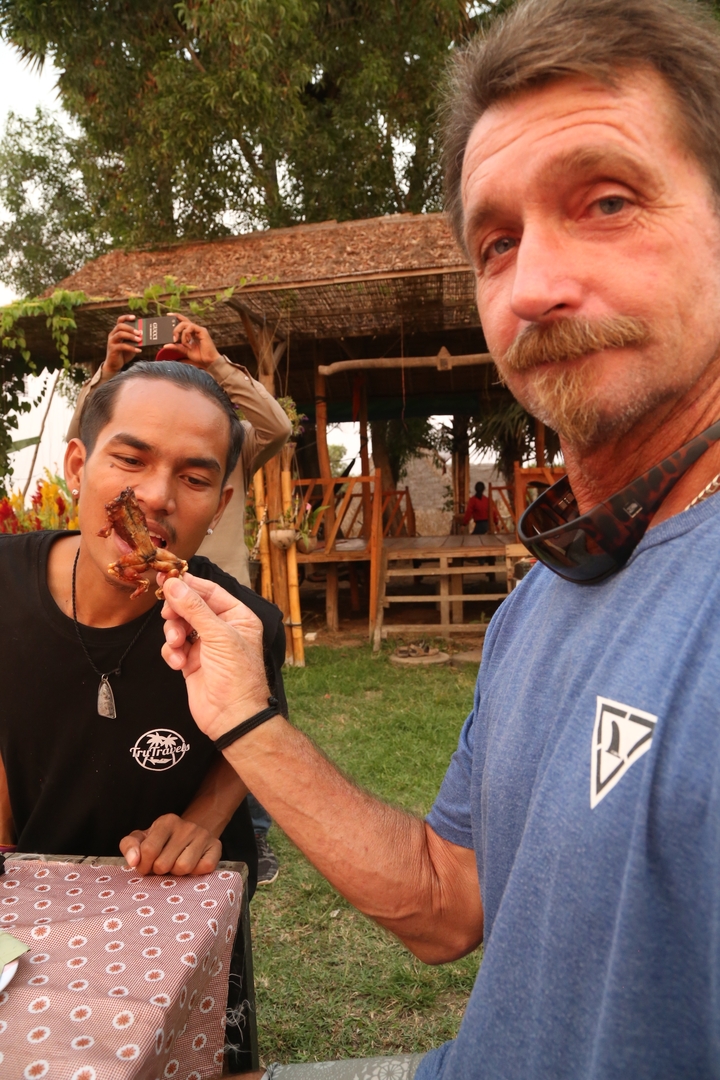 Personne partageant de la nourriture avec une autre à l'extérieur.