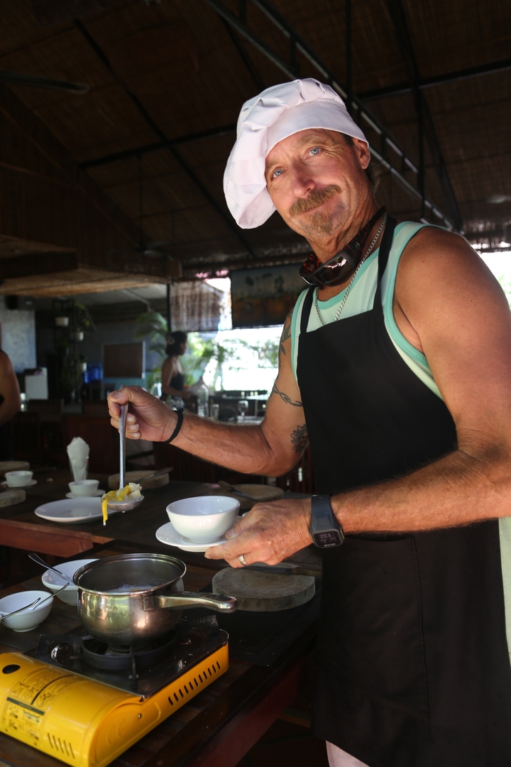 Personne servant de la nourriture à l'intérieur d'un restaurant.