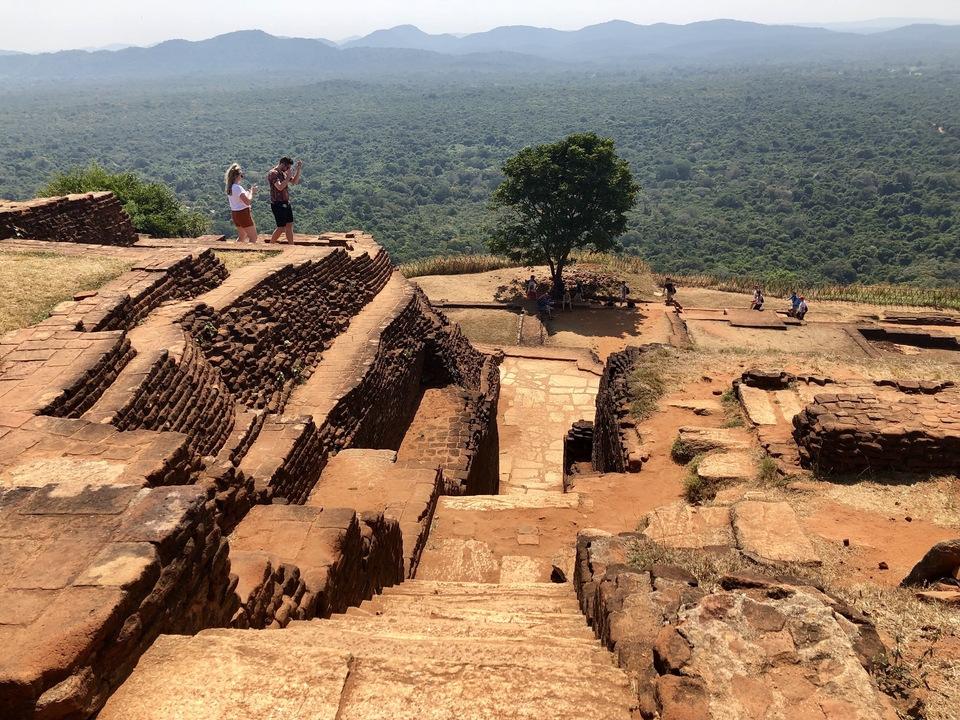 Ruines anciennes avec des gens marchant dessus.