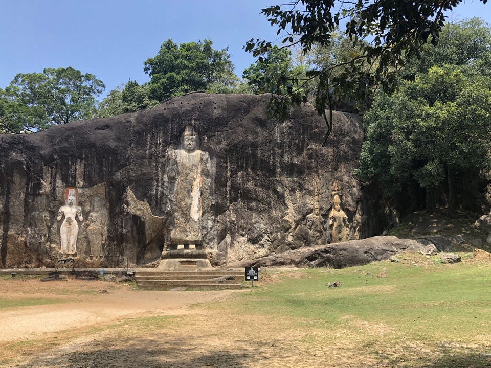 Gravures rupestres de figures anciennes sur une falaise.