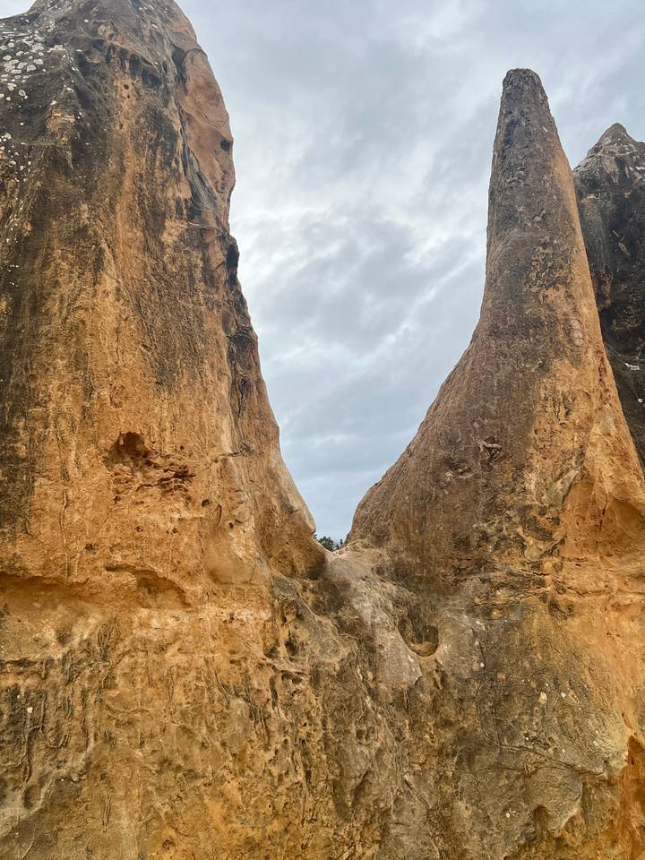 Falaise rocheuse avec un ciel bleu en arrière-plan.