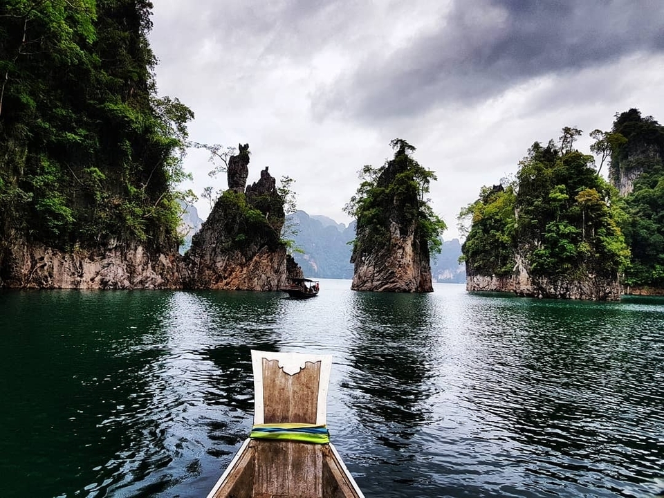 Bateau naviguant à travers un paysage de karsts calcaires.