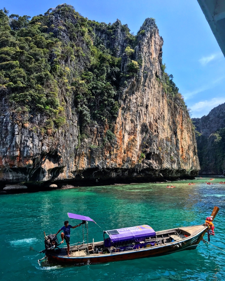"Grande falaise s'élevant de l'océan turquoise."