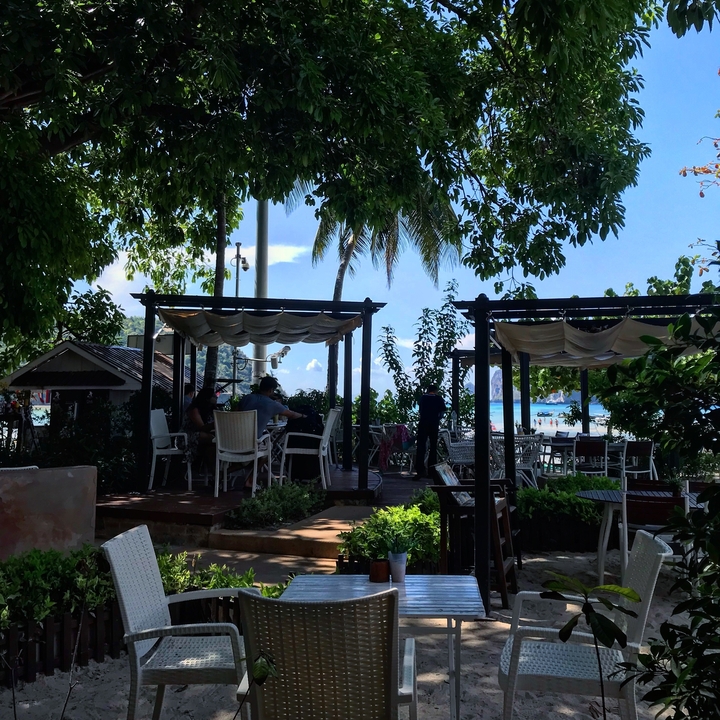 Restaurant en bord de mer avec vue sur l'océan.