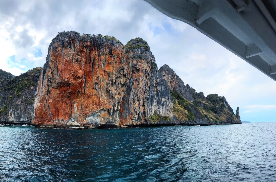 Falaises calcaires vues depuis un bateau sur l'eau.