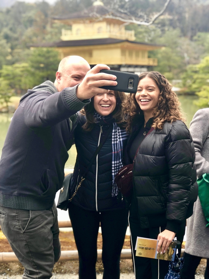 Groupe d'amis prenant un selfie dans un cadre de type parc.