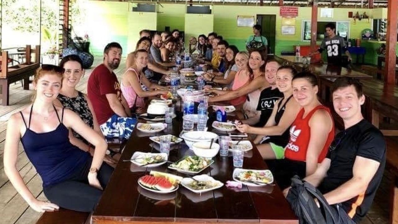 Groupe de personnes qui dînent ensemble à une longue table