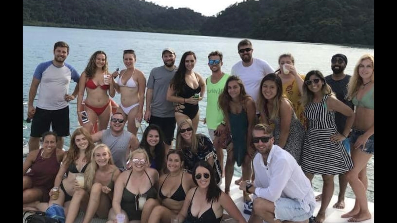 Groupe de personnes sur un bateau profitant de l'eau