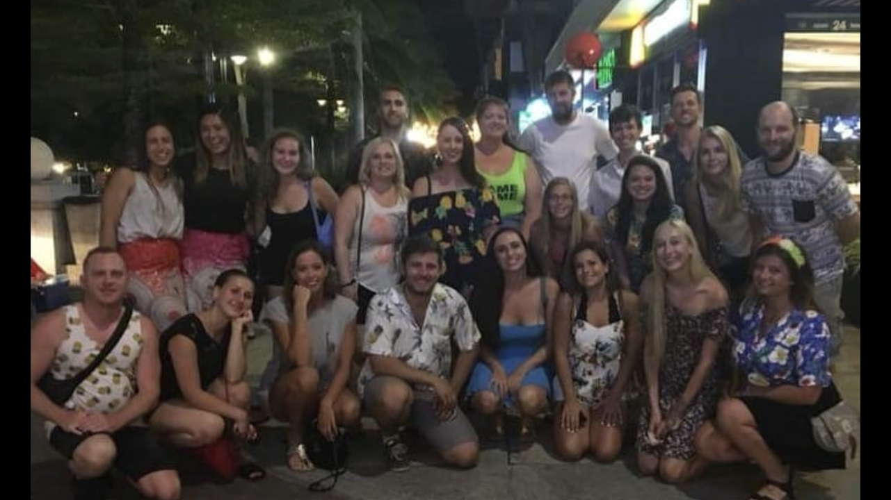 Groupe de personnes posant ensemble la nuit