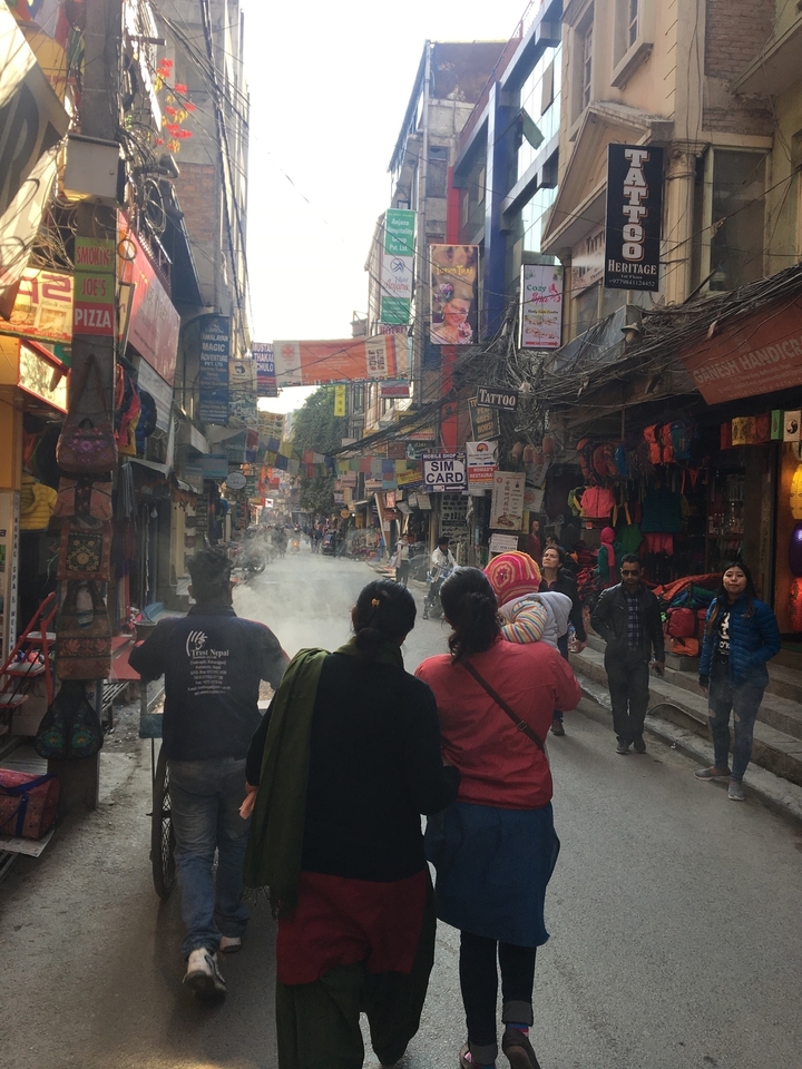 Rue animée avec des gens et des magasins.