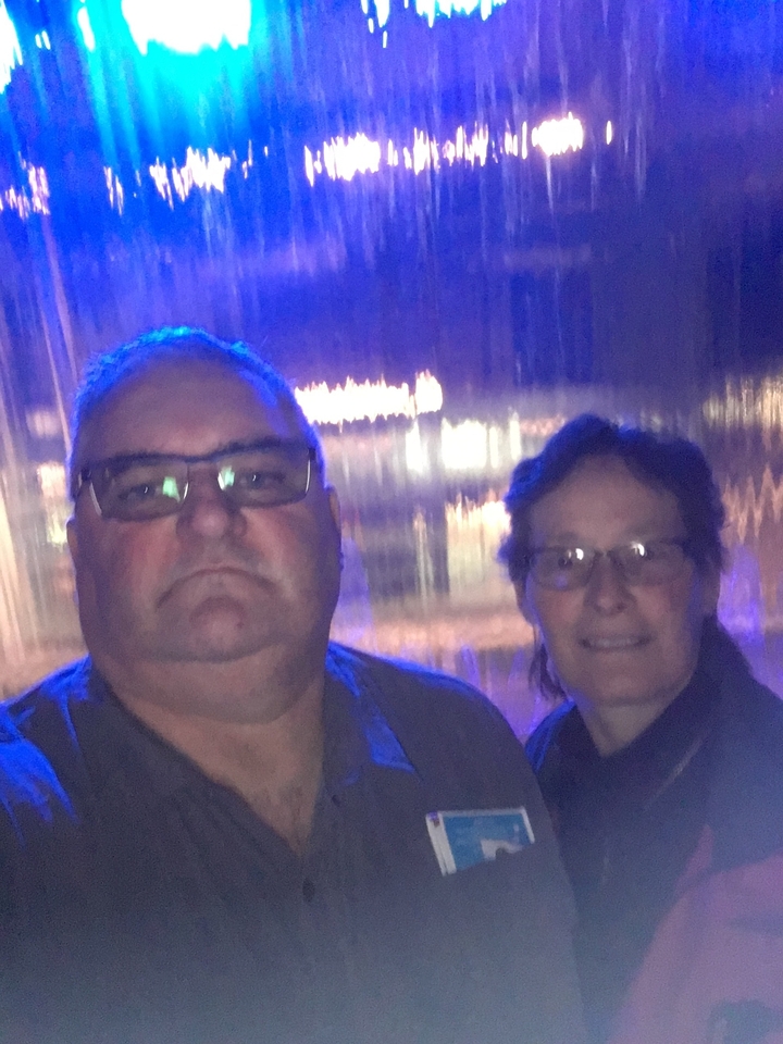 Selfie d'un couple avec un faible éclairage et un arrière-plan flou.