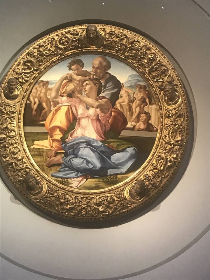 Une peinture à fresque avec un cadre décoratif.