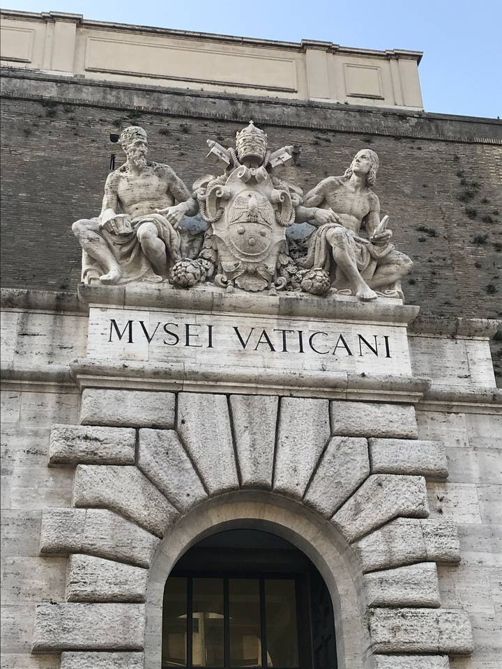 Entrée des Musées du Vatican avec des sculptures élaborées.