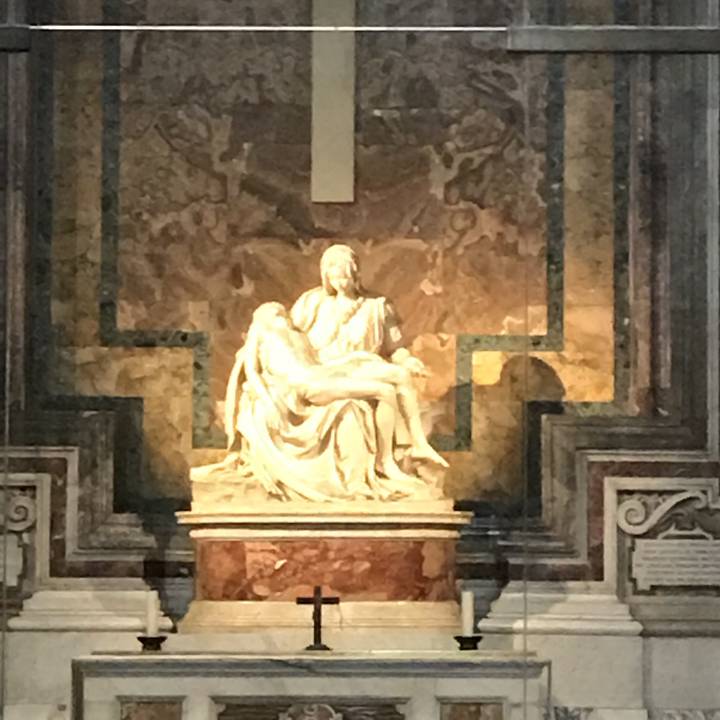 Statue représentant une scène religieuse à l'intérieur d'une cathédrale.