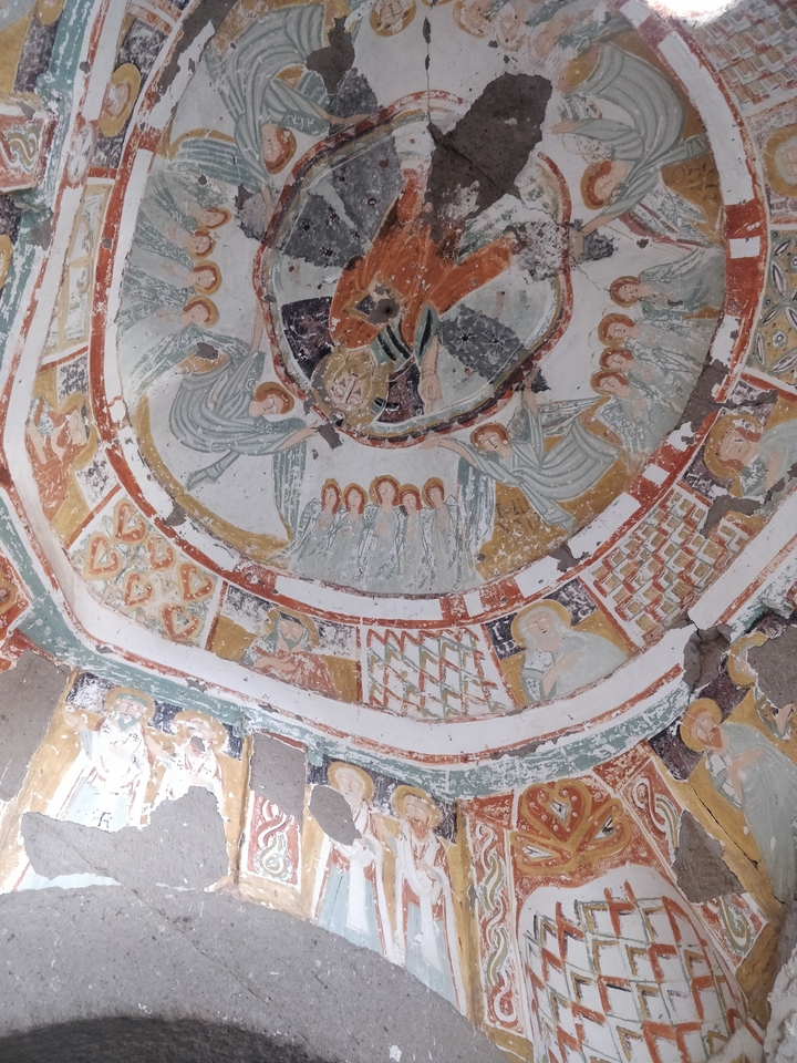 Vue rapprochée de fresques ou peintures anciennes.