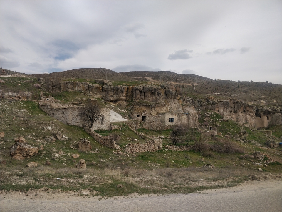 Paysage rocheux avec des structures anciennes.