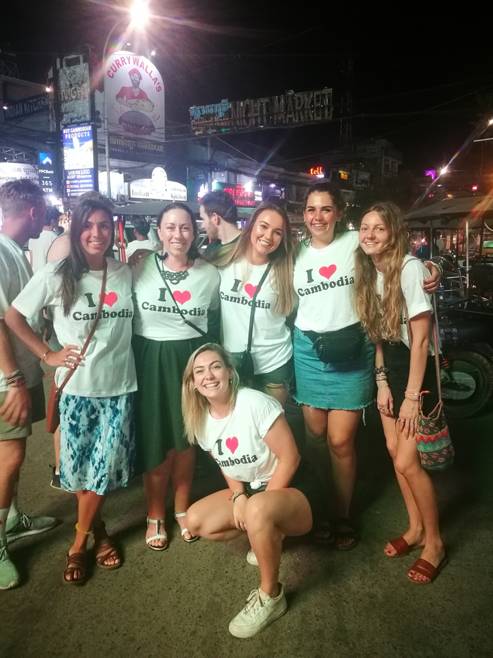 Groupe de personnes portant des t-shirts « J'aime le Cambodge », rassemblées ensemble en souriant.
