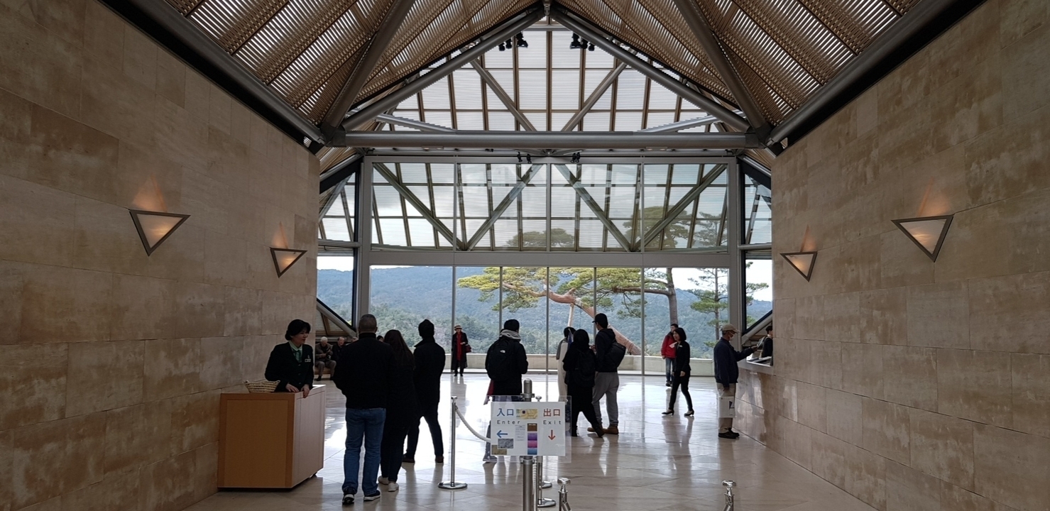 Vue intérieure d'un bâtiment avec des personnes debout et se promenant.
