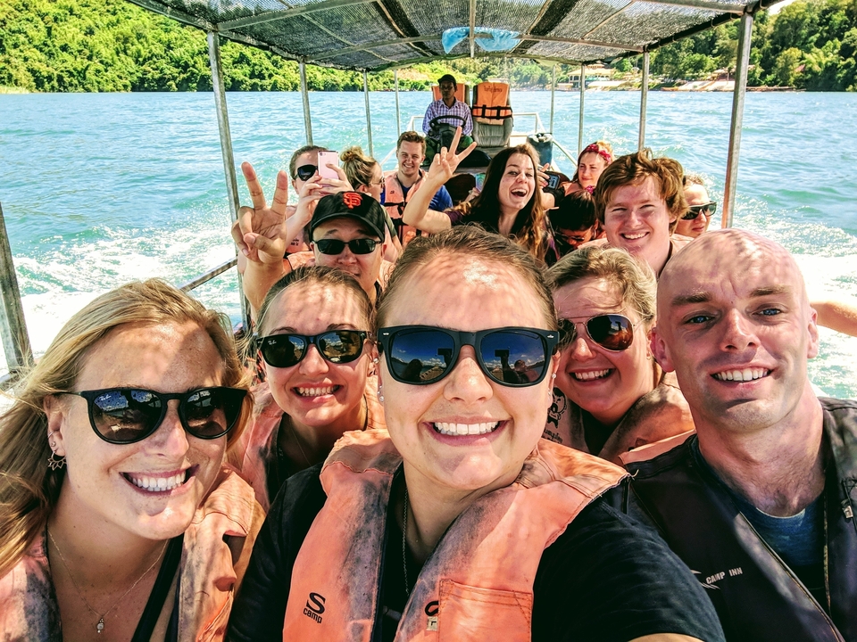 Groupe profitant d'une promenade en bateau.