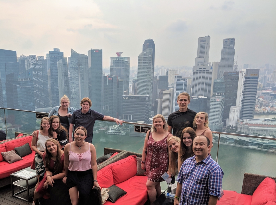 Groupe sur un toit avec horizon urbain.