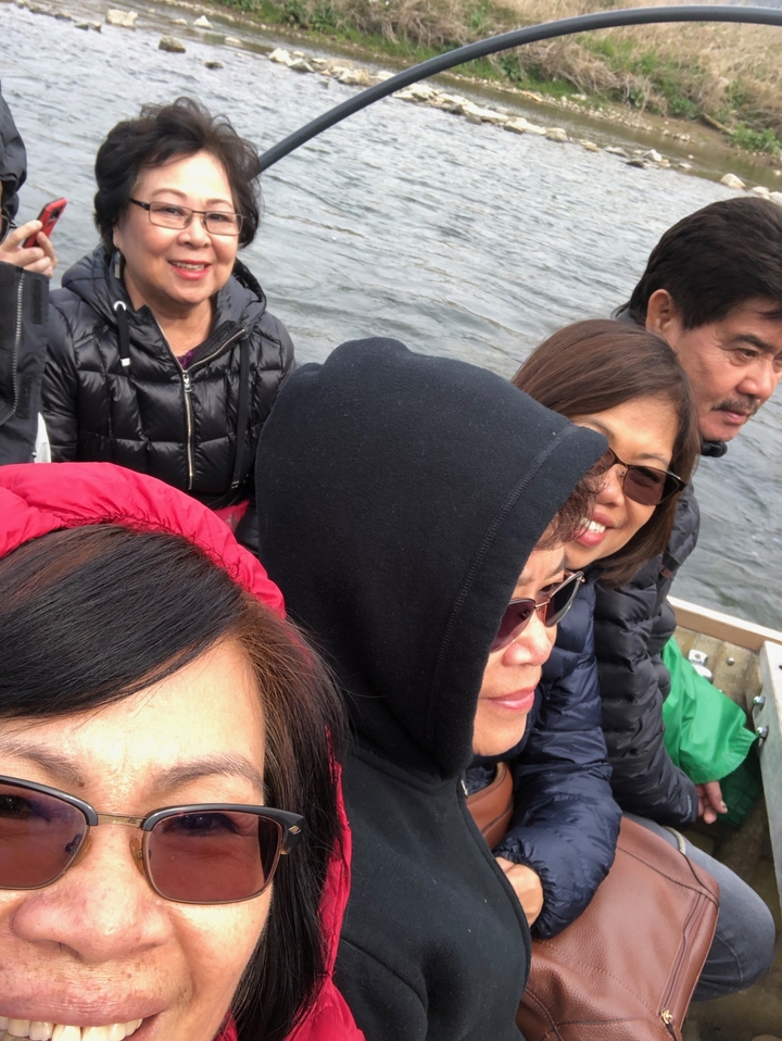 Vue partielle de personnes sur un bateau.