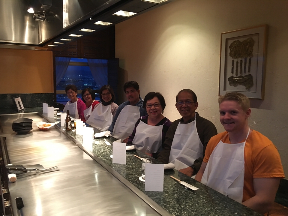 Groupe à une table à manger avec des bavoirs.