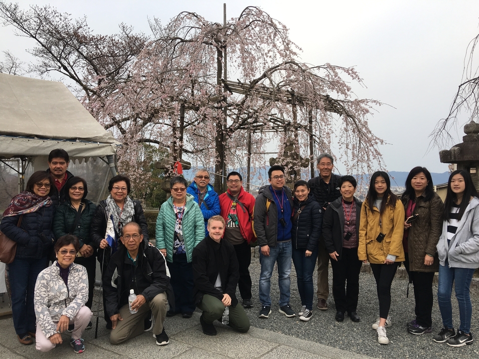Groupe posant avec des fleurs de cerisier.