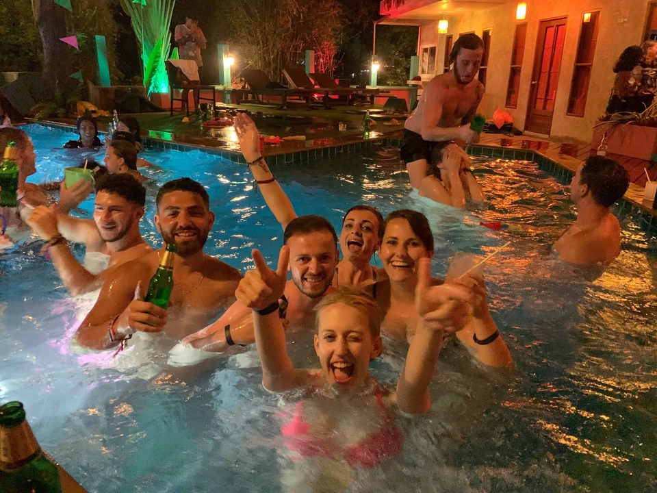 Groupe organisant une fête à la piscine le soir.