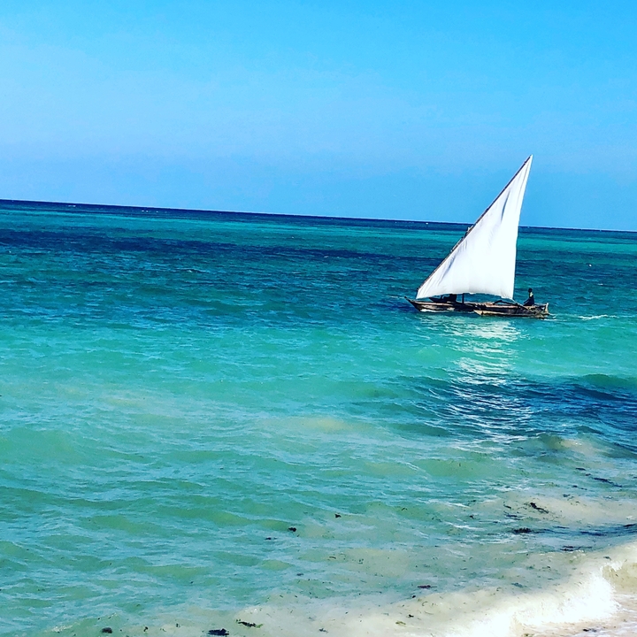 Bateau à voile sur une mer turquoise