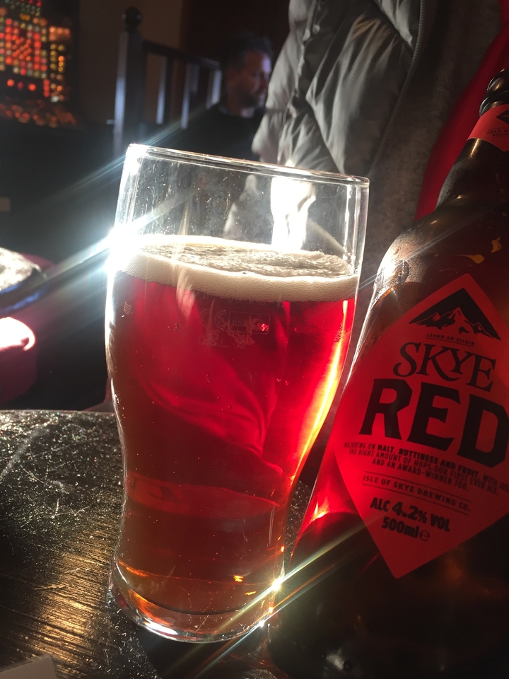 Verre de bière avec étiquette Skye Red