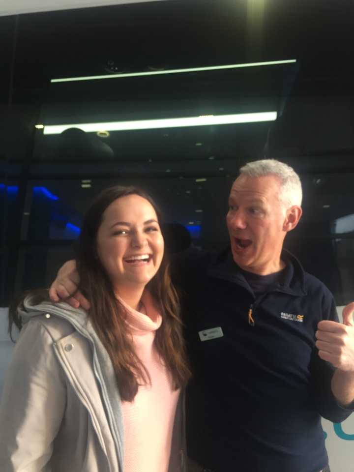 Deux personnes qui rient et qui posent pour une photo