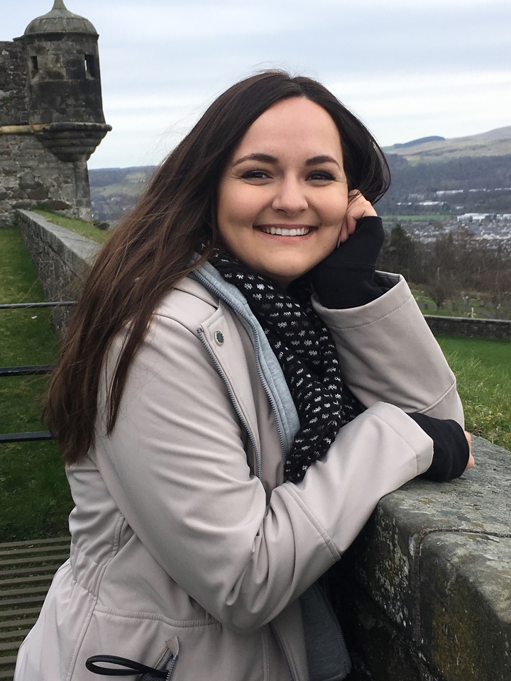 Portrait d'une femme souriante avec un arrière-plan pittoresque