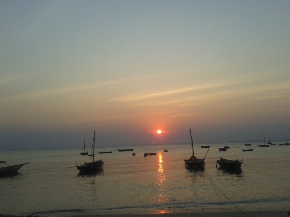 Coucher de soleil sur l'océan avec de petits bateaux