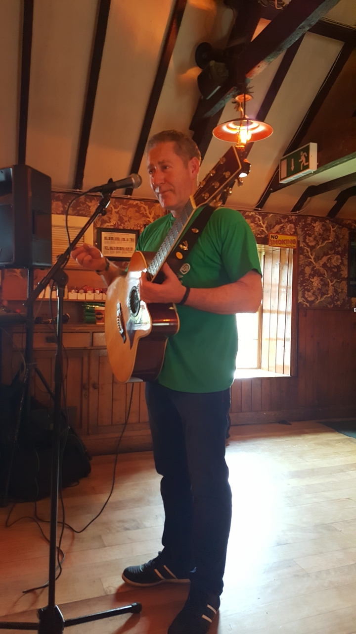 Une personne jouant de la guitare dans un pub irlandais.