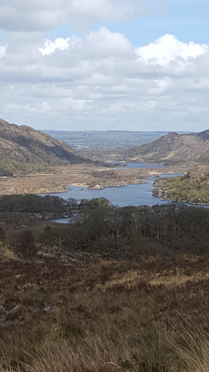 Vue pittoresque de lacs et de paysage rocheux.